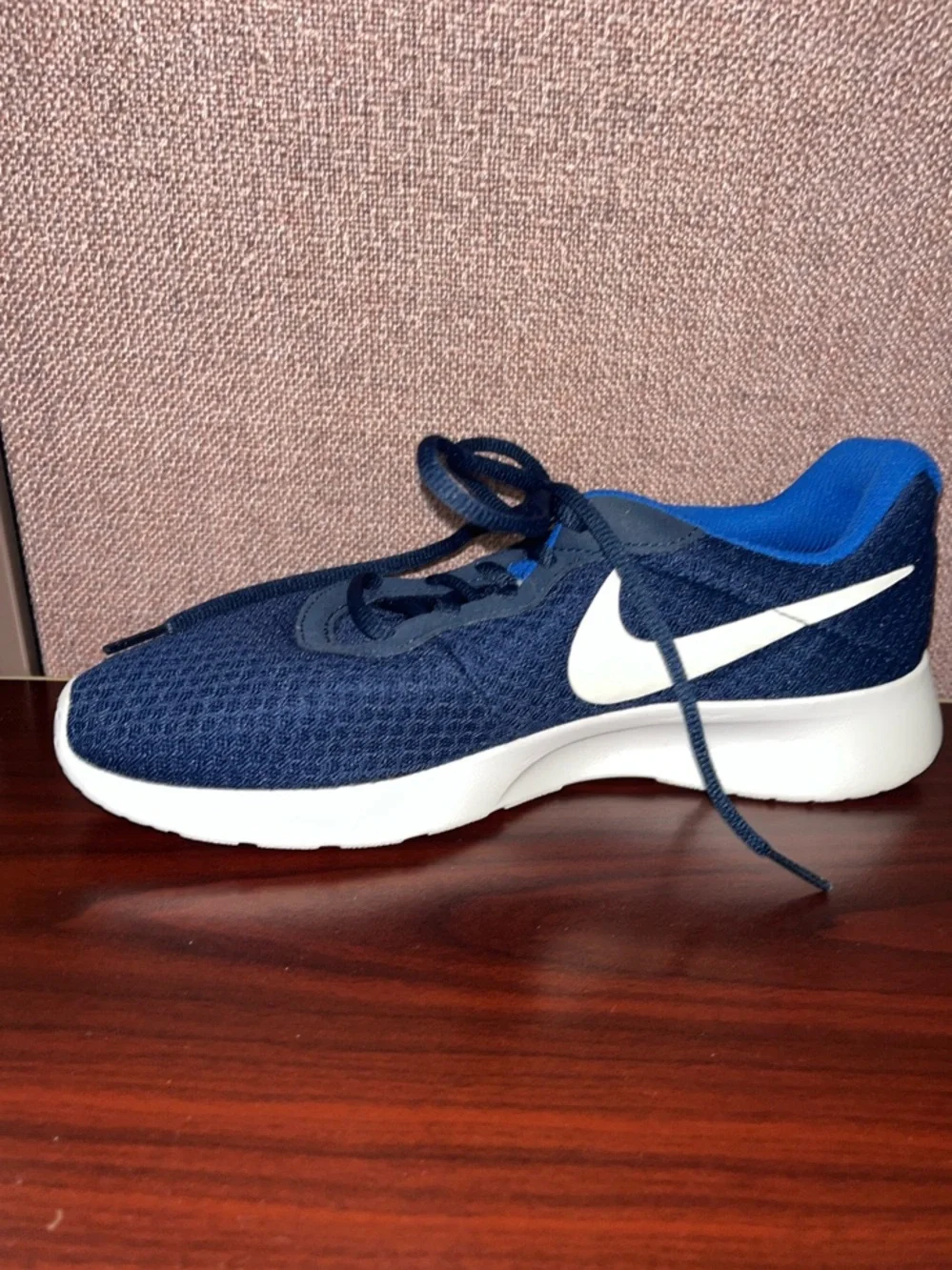 Nike Tanjun athletic sneakers with white swooshes. Blue size 7